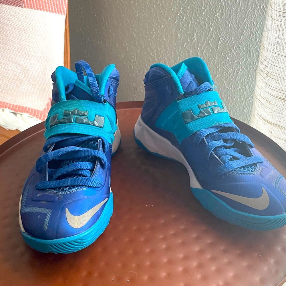 Lebrons- sz 4 boys/sz 6 womens